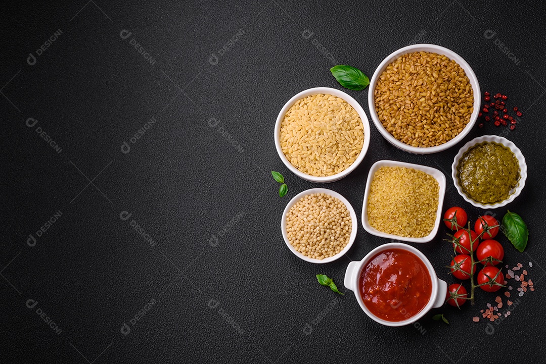 Massa orzo crua integral como ingrediente de um prato delicioso. Prato da cozinha mediterrânea