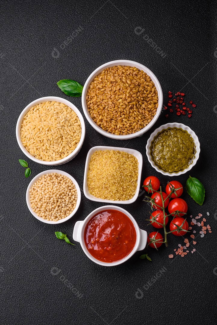 Massa orzo crua integral como ingrediente de um prato delicioso. Prato da cozinha mediterrânea