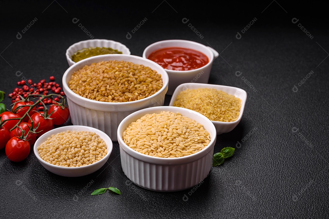 Mingau de trigo bulgur cru como ingrediente para preparar um prato delicioso. Prato da culinária turca