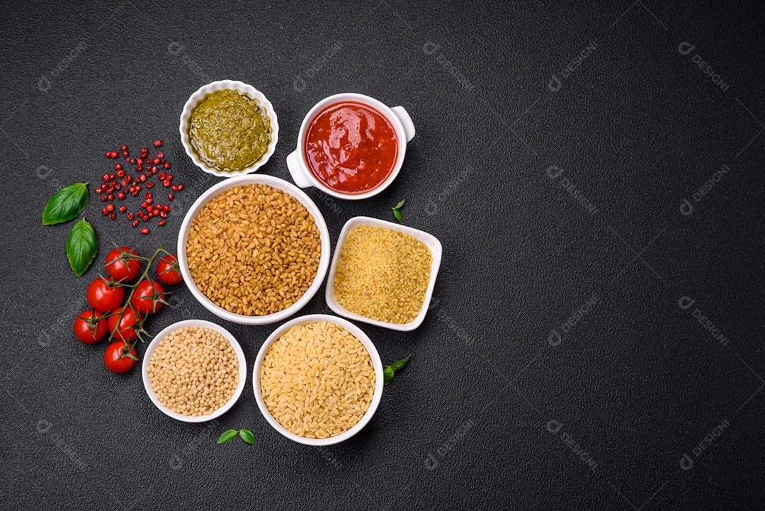 Massa orzo crua integral como ingrediente de um prato delicioso. Prato da cozinha mediterrânea