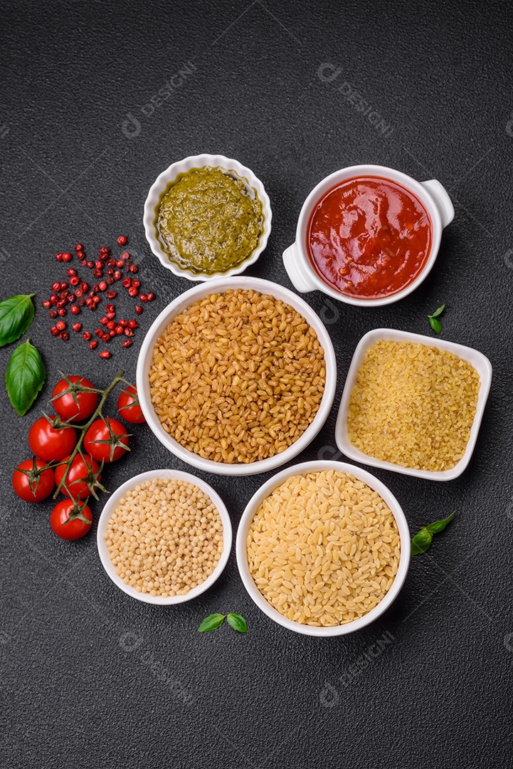 Massa orzo crua integral como ingrediente de um prato delicioso. Prato da cozinha mediterrânea