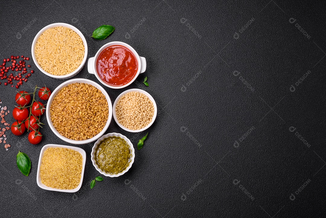 Massa orzo crua integral como ingrediente de um prato delicioso. Prato da cozinha mediterrânea