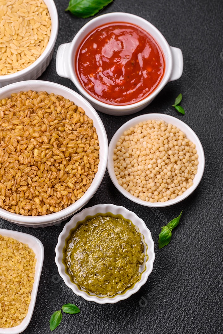 Mingau de trigo bulgur cru como ingrediente para preparar um prato delicioso. Prato da culinária turca