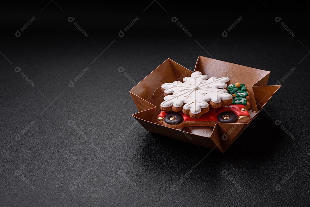 Lindo pão de Natal festivo feito à mão com elementos de decoração sobre um fundo escuro de concreto