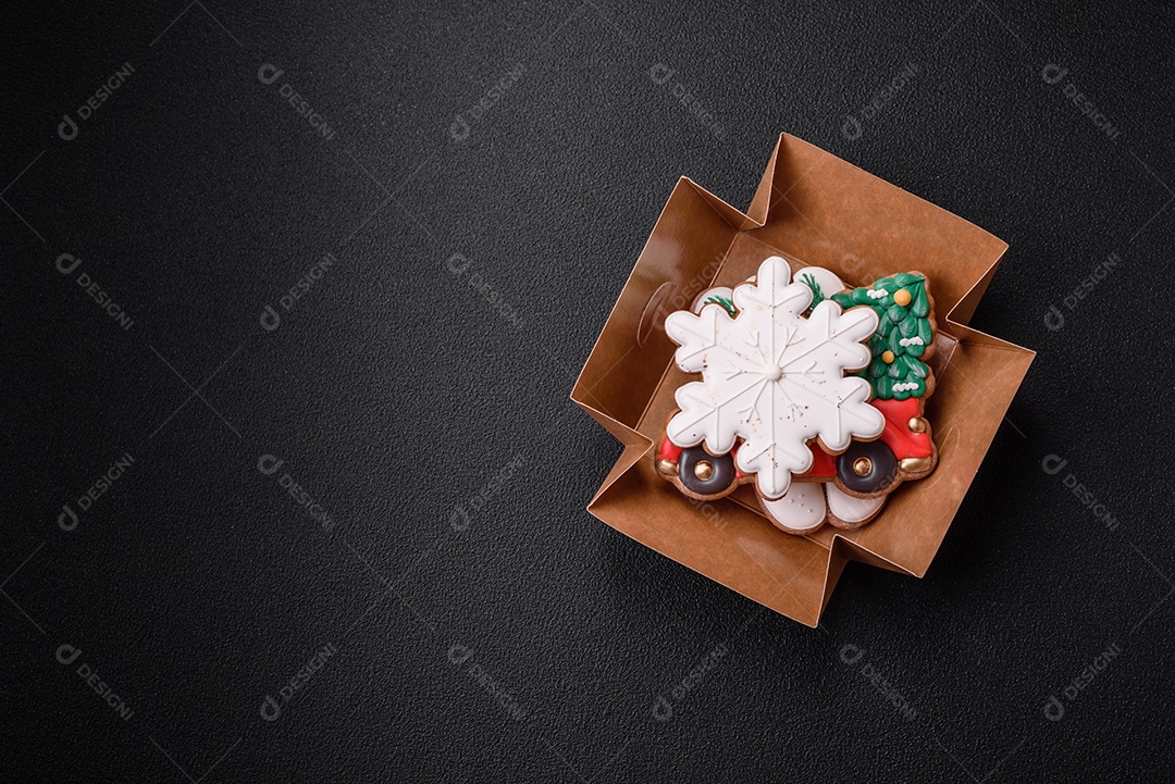 Lindo pão de Natal festivo feito à mão com elementos de decoração sobre um fundo escuro de concreto