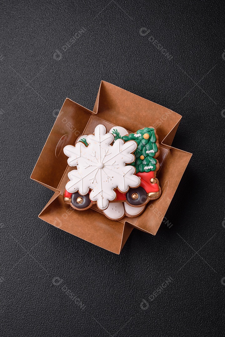 Lindo pão de Natal festivo feito à mão com elementos de decoração sobre um fundo escuro de concreto