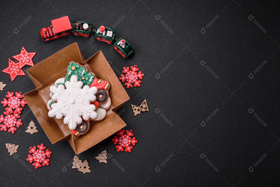 Lindo pão de Natal festivo feito à mão com elementos de decoração sobre um fundo escuro de concreto