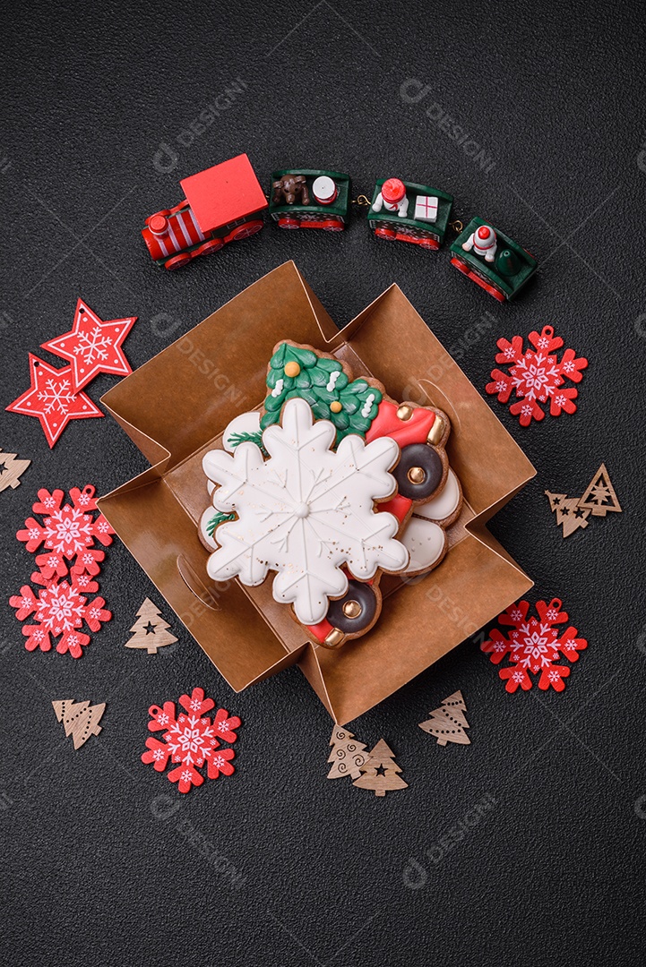 Lindo pão de Natal festivo feito à mão com elementos de decoração sobre um fundo escuro de concreto