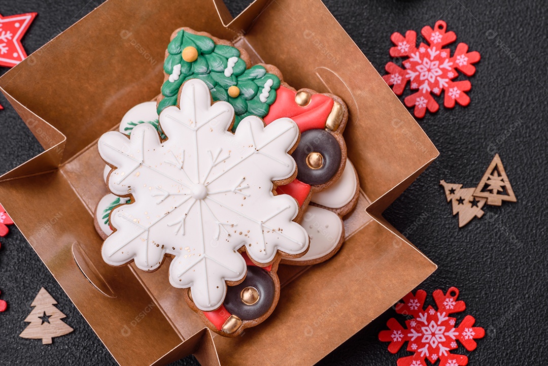 Lindo pão de Natal festivo feito à mão com elementos de decoração sobre um fundo escuro de concreto