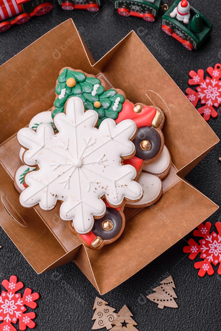 Lindo pão de Natal festivo feito à mão com elementos de decoração sobre um fundo escuro de concreto