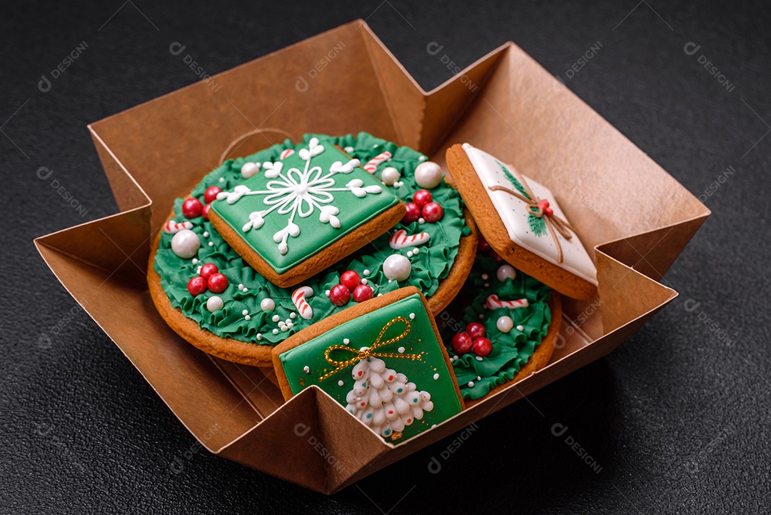 Lindo pão de Natal festivo feito à mão com elementos de decoração sobre um fundo escuro de concreto