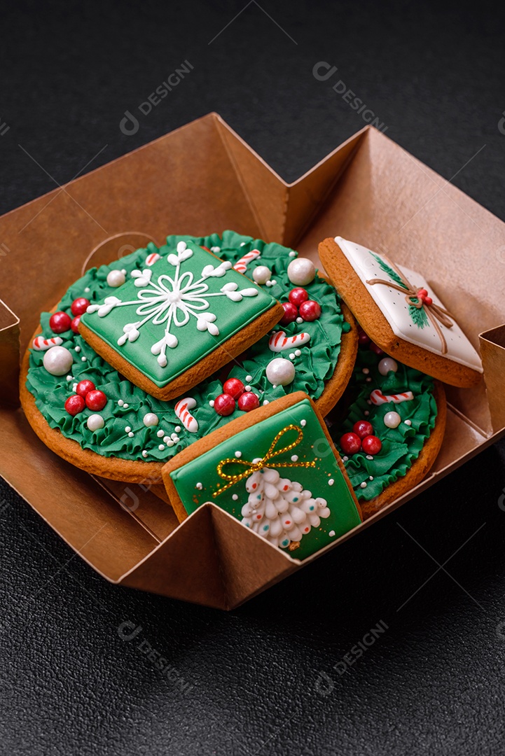 Lindo pão de Natal festivo feito à mão com elementos de decoração sobre um fundo escuro de concreto