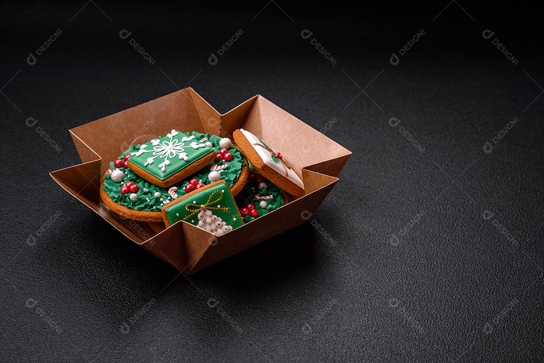 Lindo pão de Natal festivo feito à mão com elementos de decoração sobre um fundo escuro de concreto