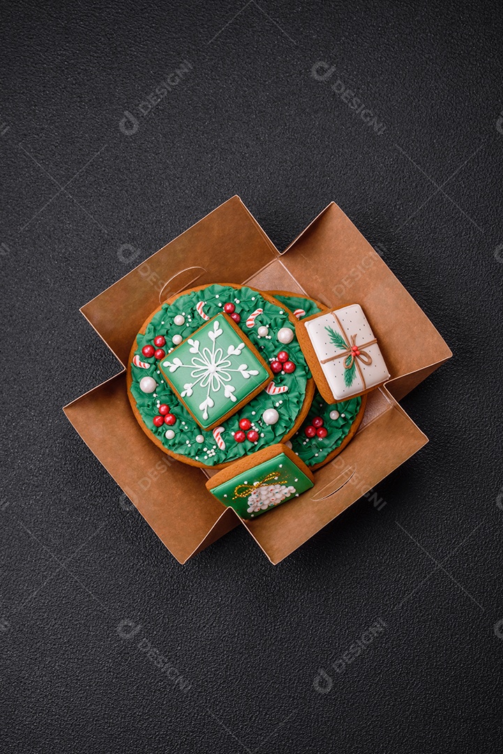 Lindo pão de Natal festivo feito à mão com elementos de decoração sobre um fundo escuro de concreto