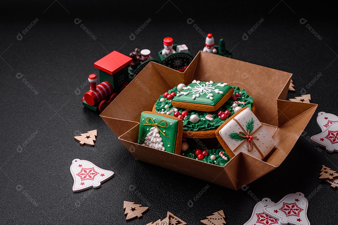 Lindo pão de Natal festivo feito à mão com elementos de decoração sobre um fundo escuro de concreto