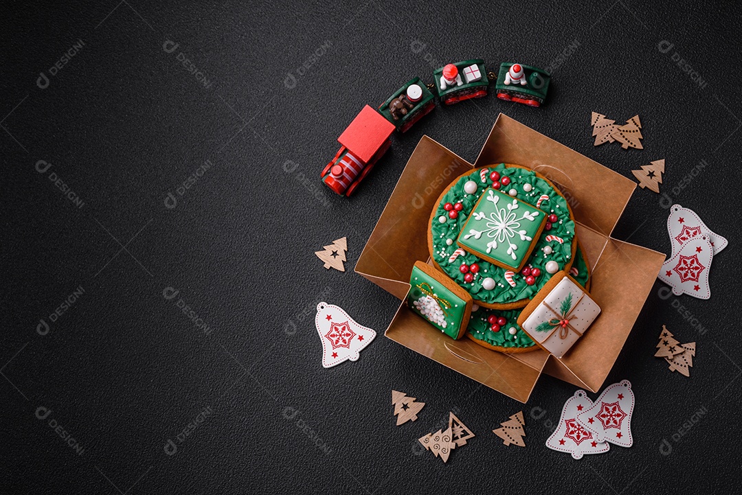 Lindo pão de Natal festivo feito à mão com elementos de decoração sobre um fundo escuro de concreto