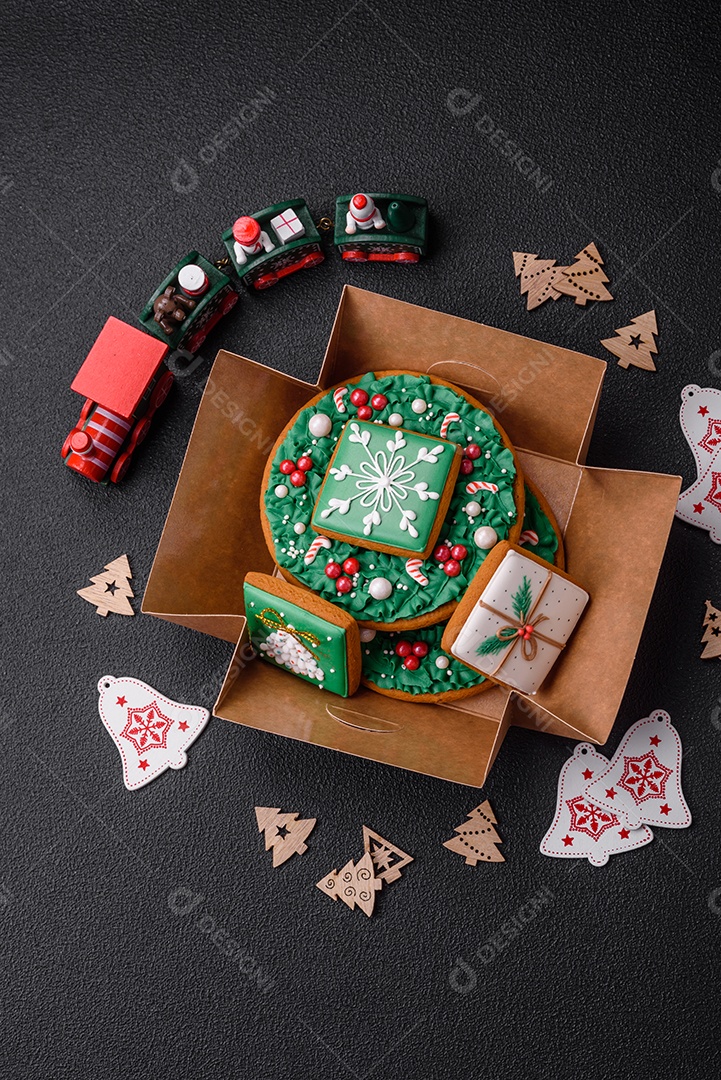 Lindo pão de Natal festivo feito à mão com elementos de decoração sobre um fundo escuro de concreto