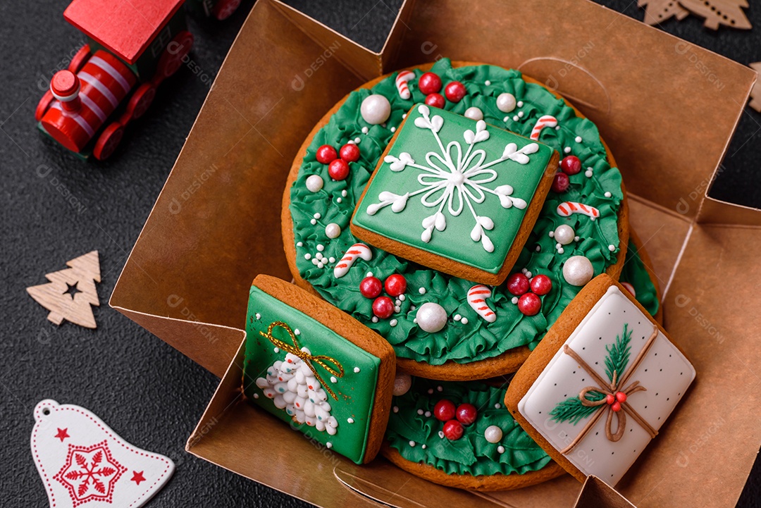 Lindo pão de Natal festivo feito à mão com elementos de decoração sobre um fundo escuro de concreto