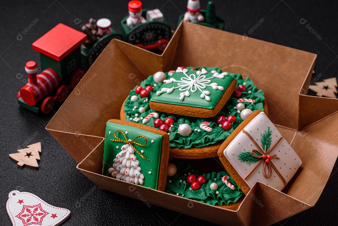 Lindo pão de Natal festivo feito à mão com elementos de decoração sobre um fundo escuro de concreto