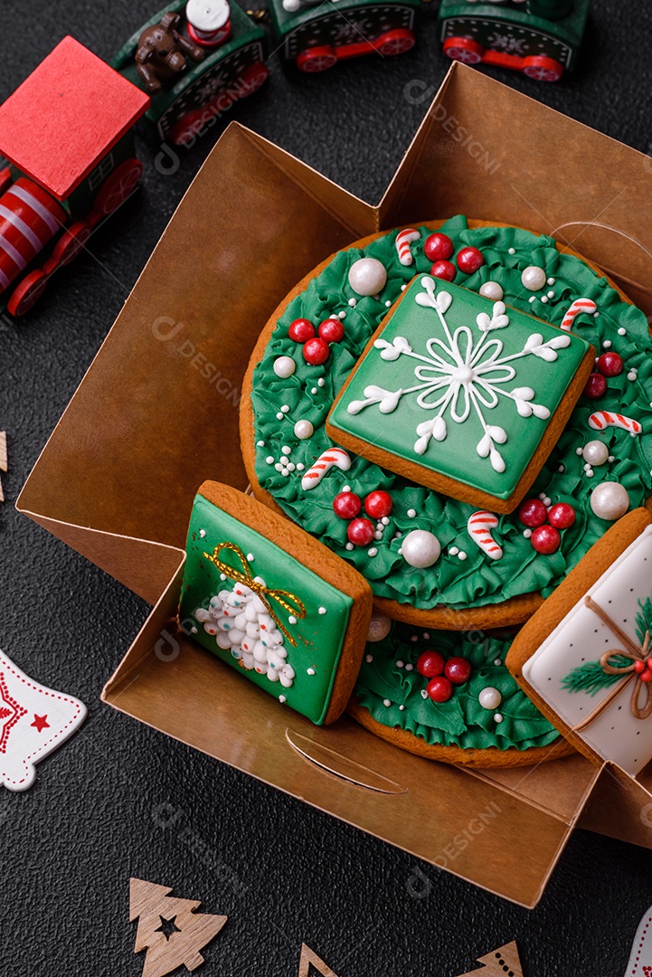 Lindo pão de Natal festivo feito à mão com elementos de decoração sobre um fundo escuro de concreto