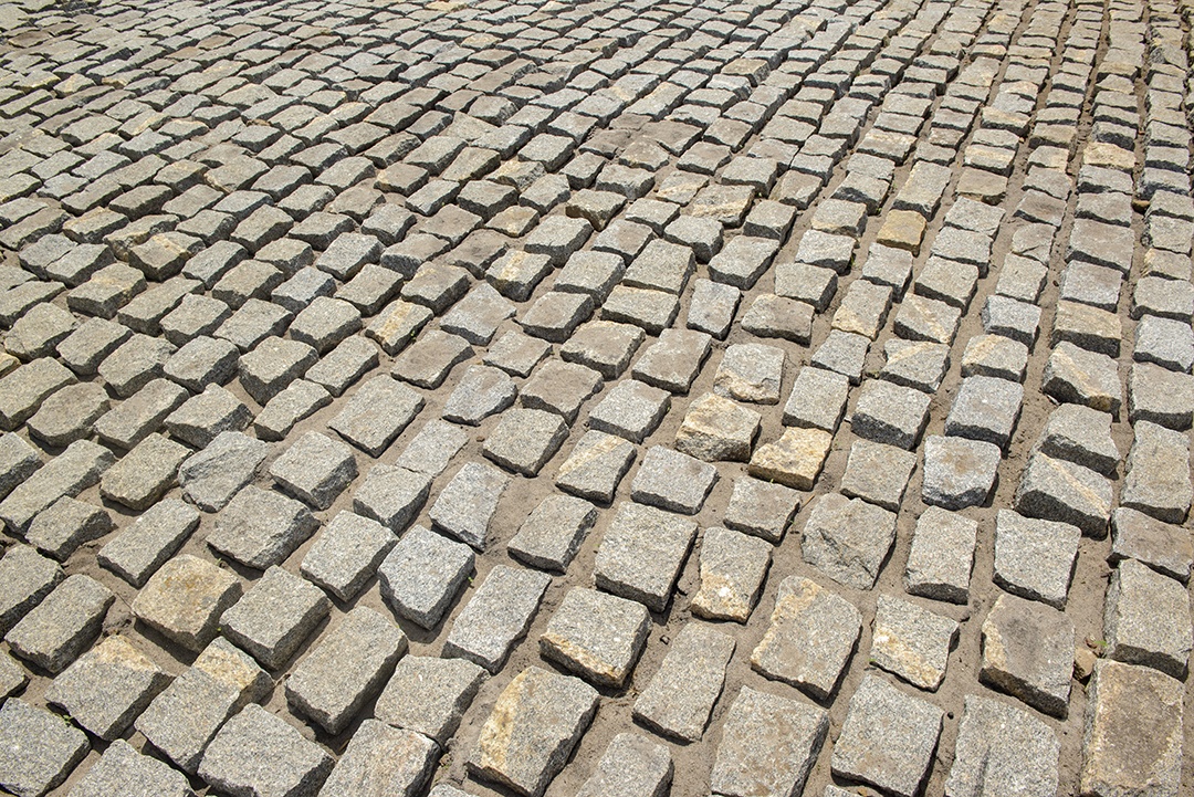 Paralelepípedos formando um fundo. Pedras de pavimentação utilizadas nas ruas do Brasil