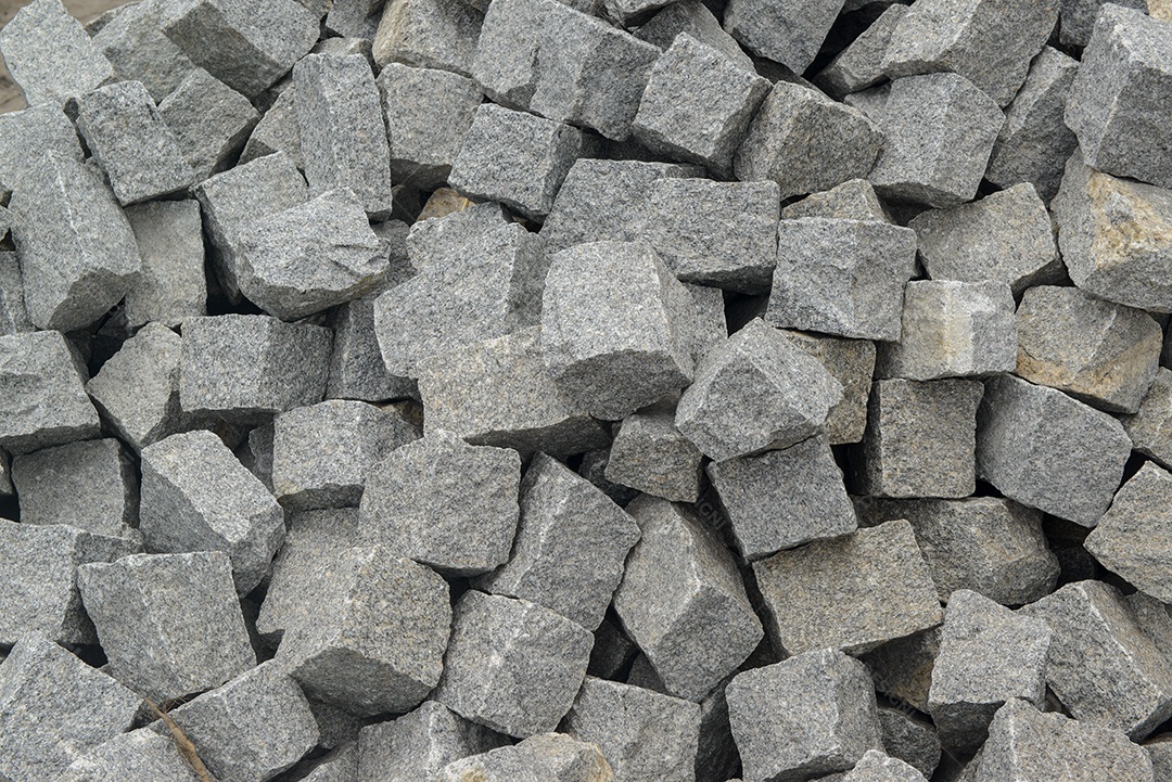 Paralelepípedos formando um fundo. Pedras de pavimentação usadas nas ruas do Brasil