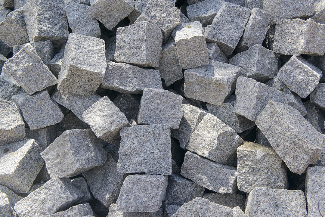 Paralelepípedos formando um fundo. Pedras de pavimentação usadas nas ruas do Brasil