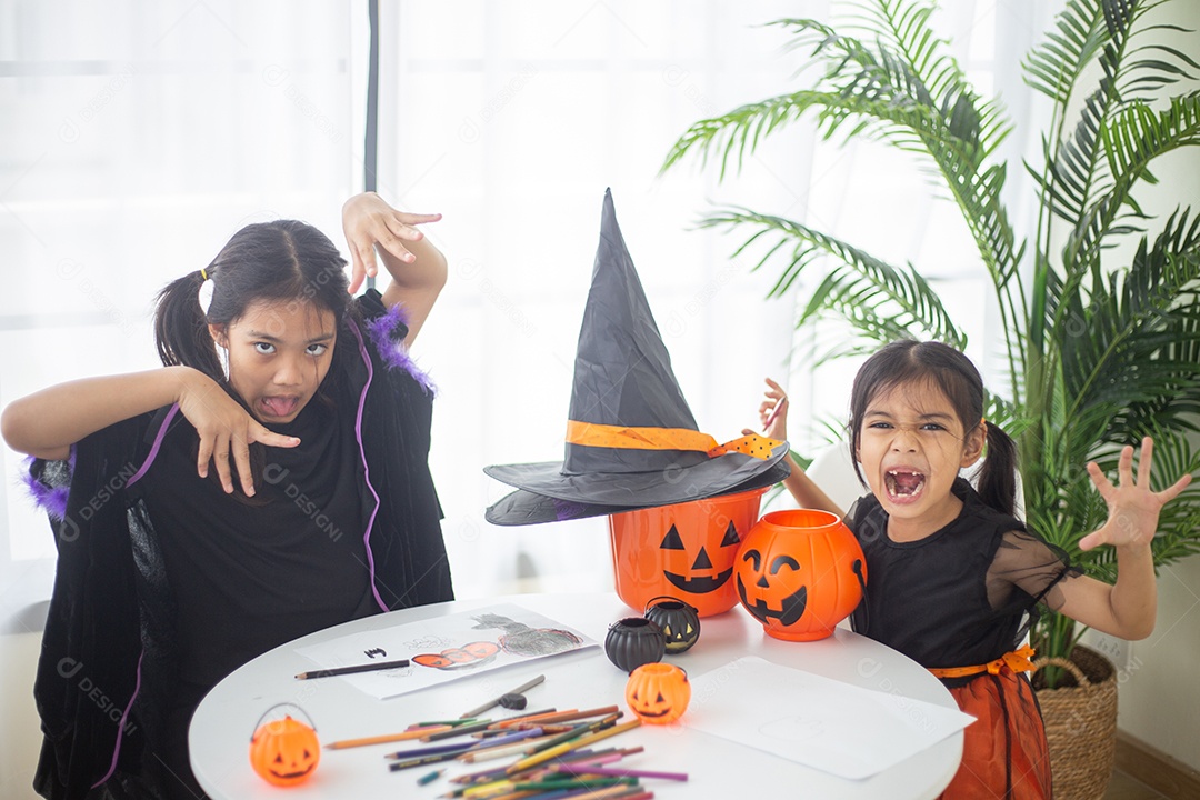 Menina asiática feliz em uma fantasia de bruxa para o Halloween.