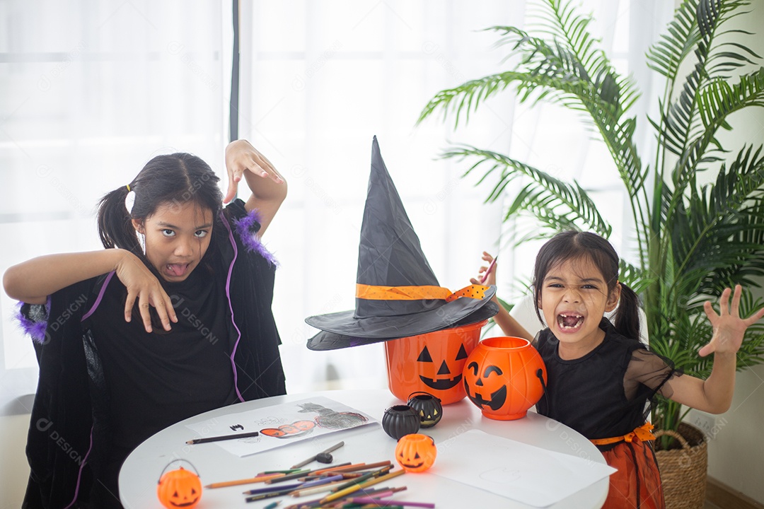 Menina asiática feliz em uma fantasia de bruxa para o Halloween.