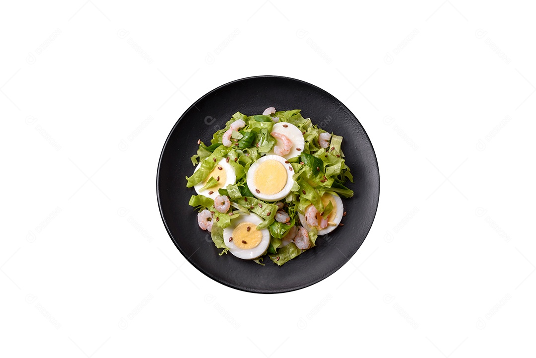 Deliciosa massa com bacon e queijo parmesão em uma placa de cerâmica preta sobre um fundo escuro de concreto. Prato da culinária italiana