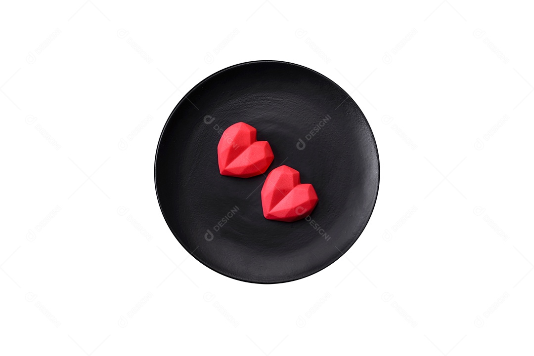 Deliciosos bombons de chocolate em forma de coração em um fundo escuro de concreto. Comemoração do dia dos namorados