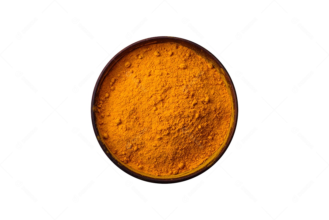 Cúrcuma amarela brilhante ou tempero de curry para preparação de alimentos asiáticos em fundo escuro de concreto