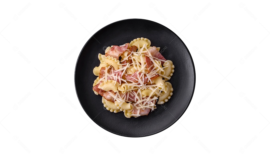 Deliciosa massa com bacon e queijo parmesão em uma placa de cerâmica preta sobre um fundo escuro de concreto. Prato da culinária italiana