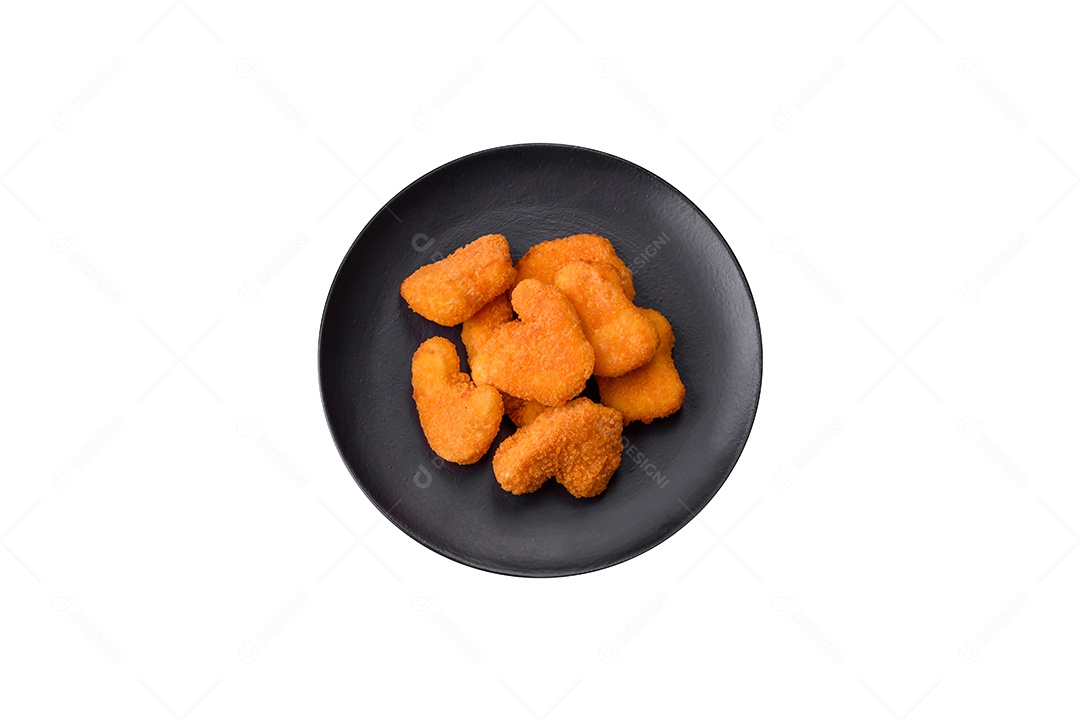 Deliciosos nuggets de frango crocantes frescos em um fundo escuro de concreto. Alimentos não saudáveis, fast food