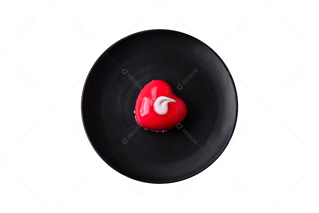 Lindo bolo saboroso cheesecake de cor vermelha em forma de coração. Doces para o Dia dos Namorados