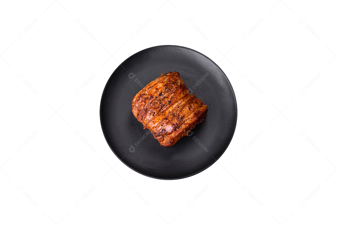 Carne fatias sobre prato fundo isolado