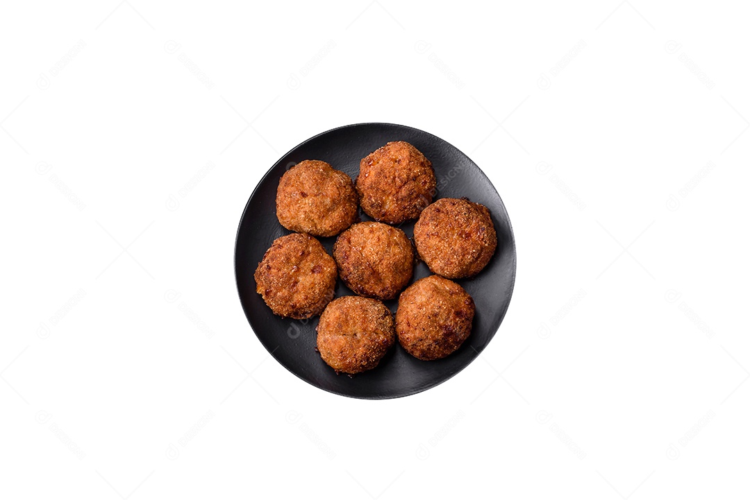 Deliciosas costeletas de carne fresca ou vegetais com especiarias e ervas em uma placa preta sobre um fundo escuro de concreto