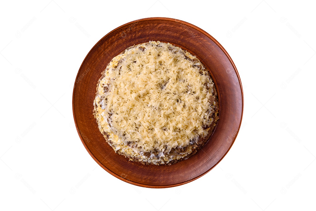 Deliciosa torta fresca com fígado de galinha, ovos, cebola, cenoura e maionese num prato cerâmico sobre um fundo escuro de concreto