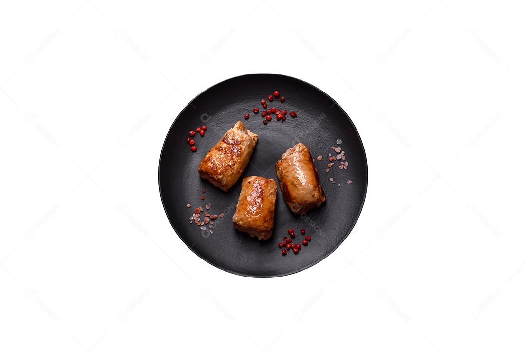 Delicioso rolo de carne de frango ou porco com cogumelos, queijo, especiarias e ervas sobre um fundo escuro de concreto