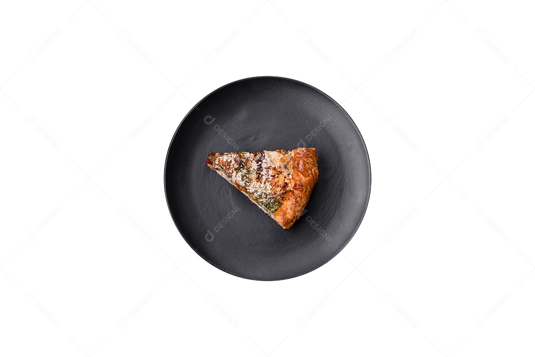 Linda e deliciosa torta de quiche com quatro tipos de queijo com especiarias e ervas em um fundo escuro de concreto