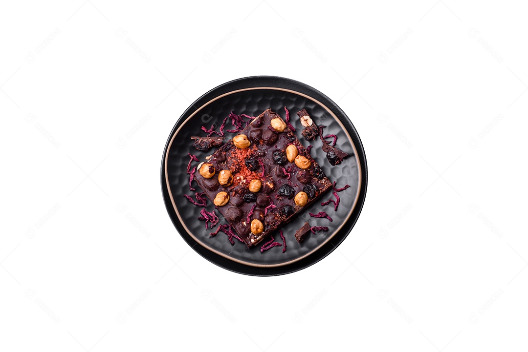 Chocolate artesanal com frutas, nozes e especiarias em um fundo escuro de concreto. Doces feitos em casa