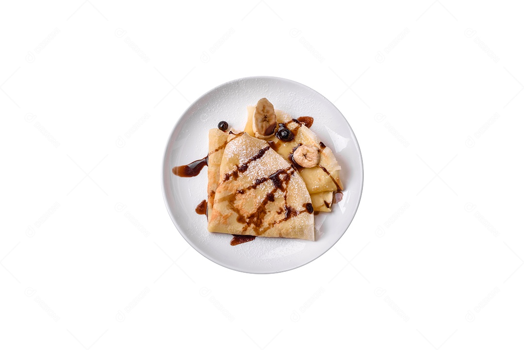 Deliciosas panquecas frescas com mel e frutas em um fundo de concreto texturizado. Comida saudável e útil