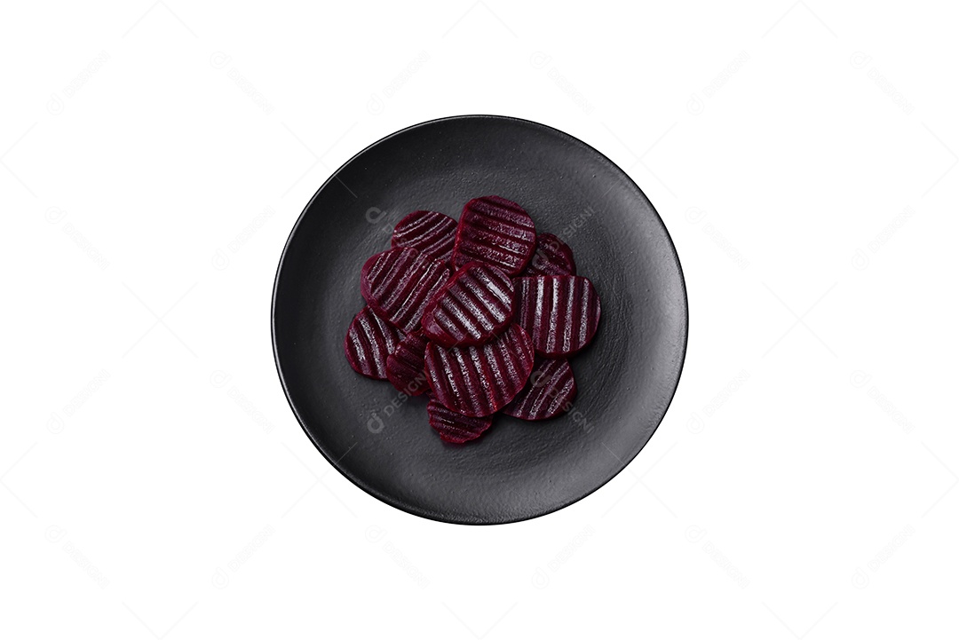 Deliciosas beterrabas de cor rubi cozidas e saudáveis ​​cortadas em uma placa preta sobre um fundo escuro de concreto