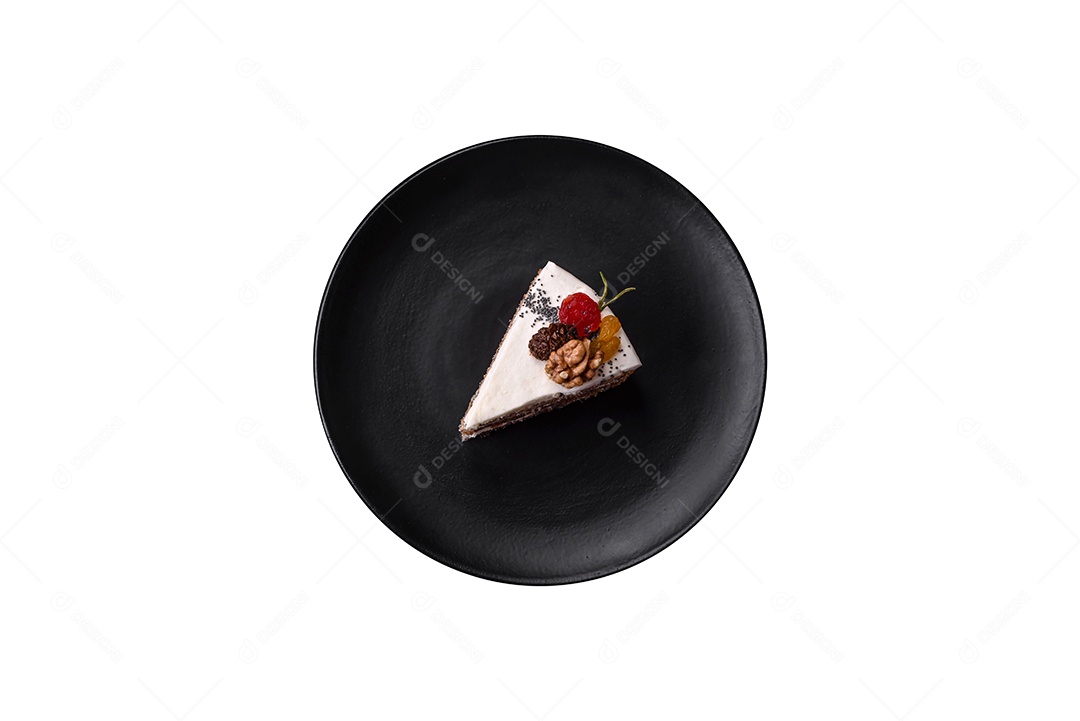 Deliciosa torta fresca com framboesas e outras frutas e queijo em um prato escuro sobre fundo preto