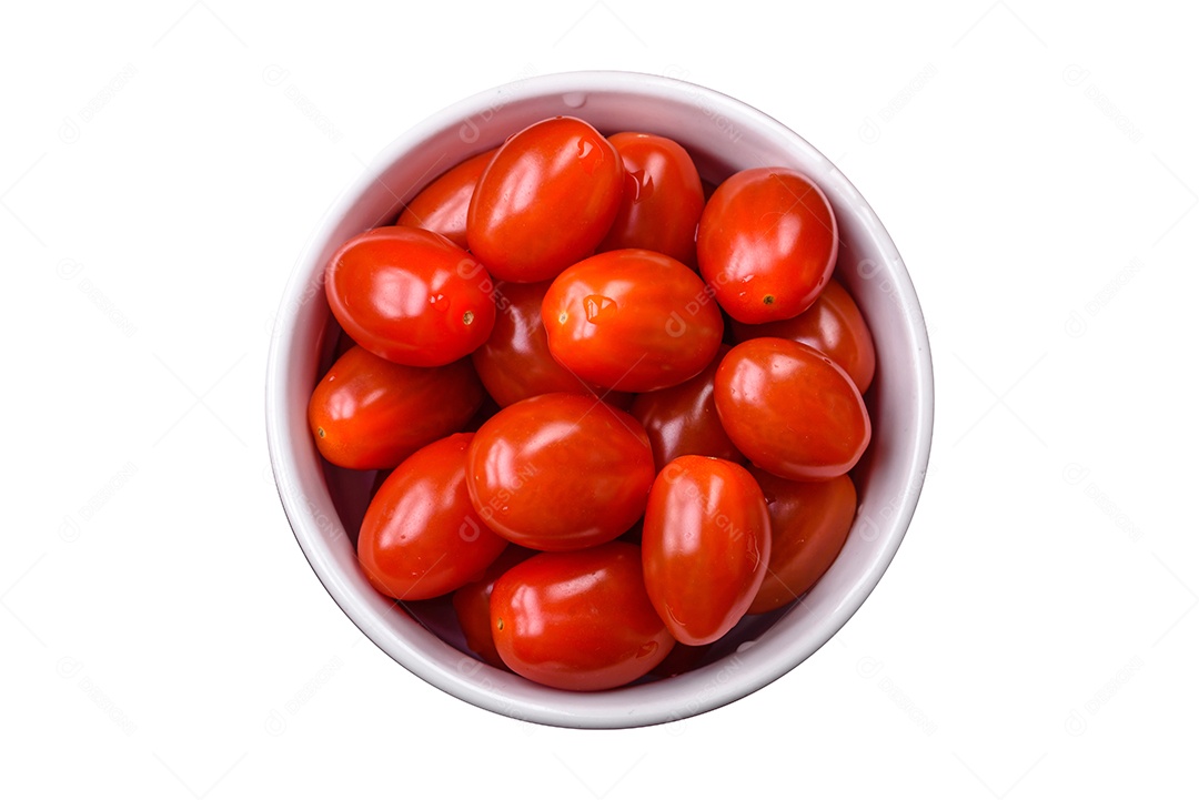 Tomates cereja frescos e saborosos em uma tigela branca com nervuras sobre um fundo escuro de concreto