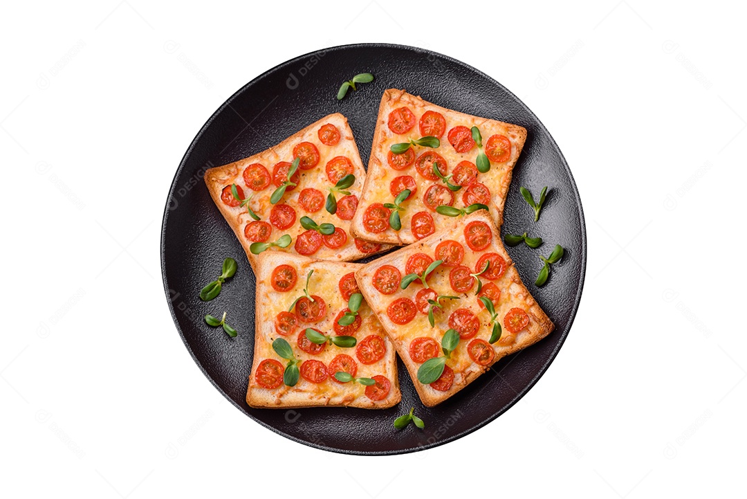 Deliciosa torrada fresca ou bruschetta com tomate, queijo, ervas, sal e especiarias sobre fundo escuro de concreto