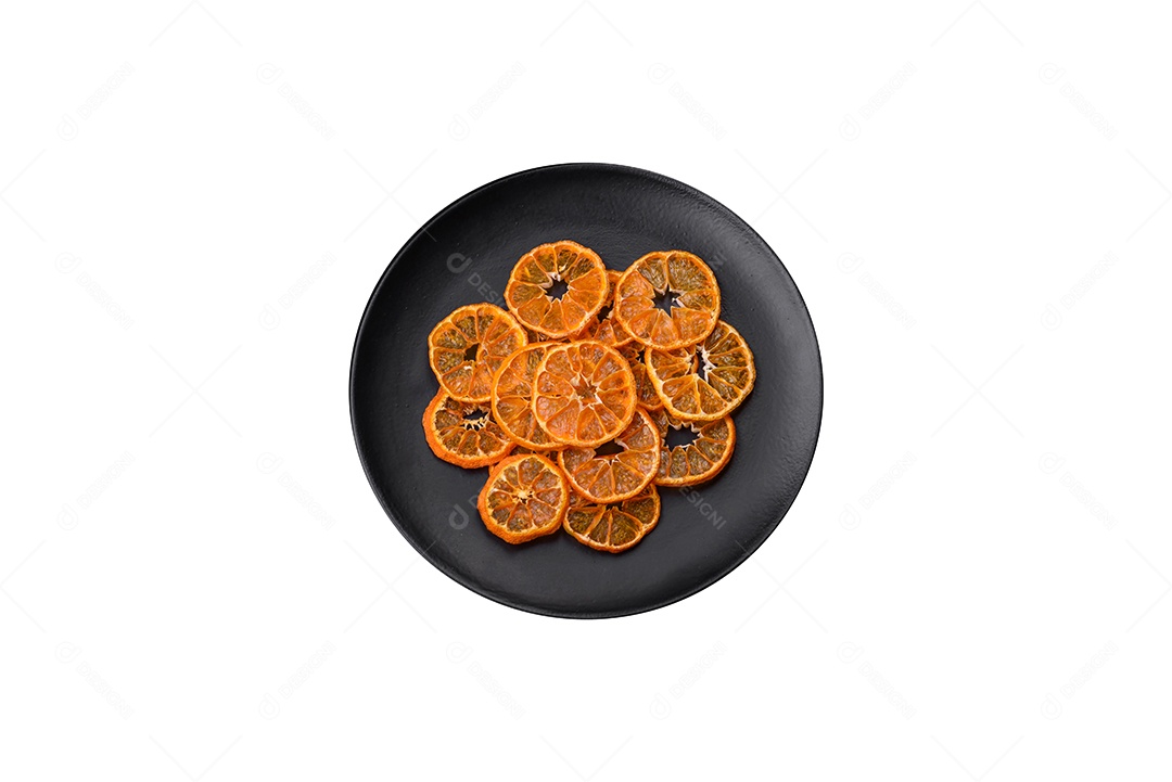 Fatias secas de forma redonda de tangerina de cor laranja brilhante sobre um fundo textural escuro