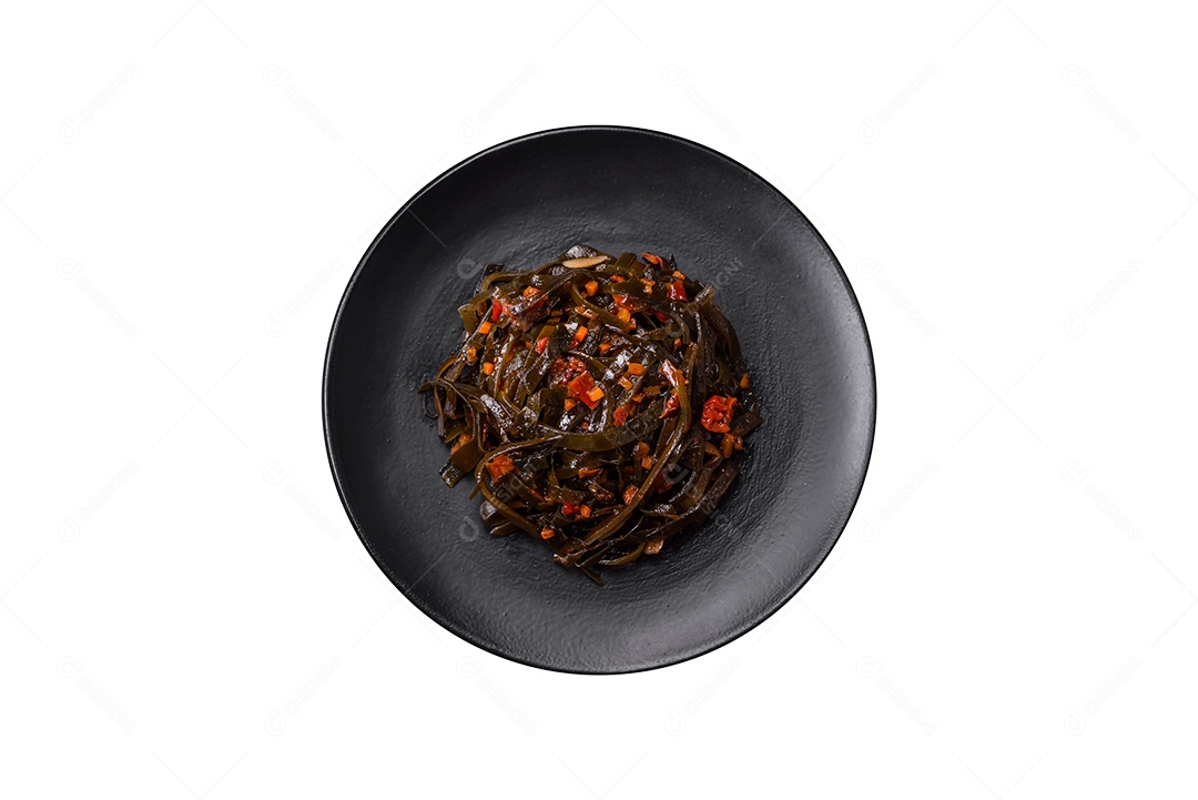 Deliciosas algas marinadas com páprica, especiarias e sal sobre um fundo escuro de concreto. Deliciosa salada vegetariana