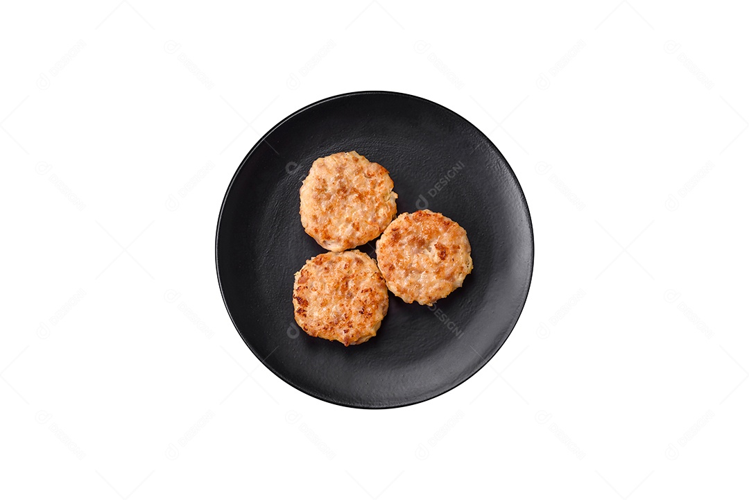 Delicioso bolinho assado ou tortinha com queijo e passas em um fundo escuro texturizado