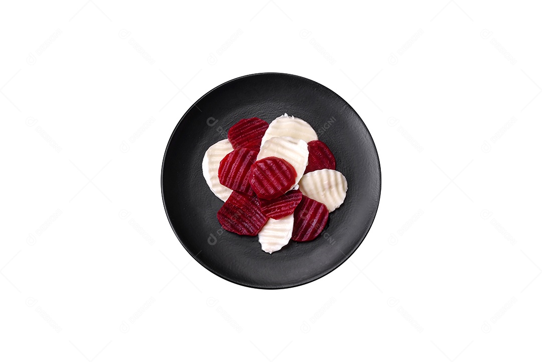 Prato de comida sobre fundo isolado branco